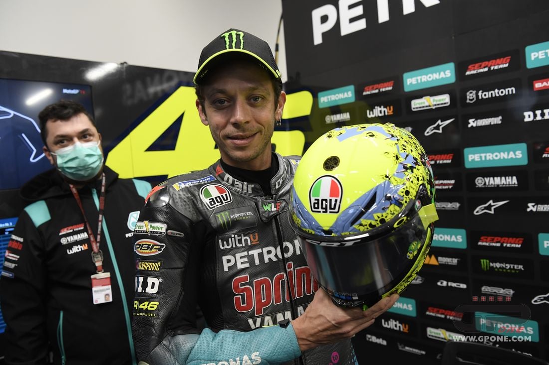 MotoGP, Rossi pays homage to his fans: a yellow heart and his ...