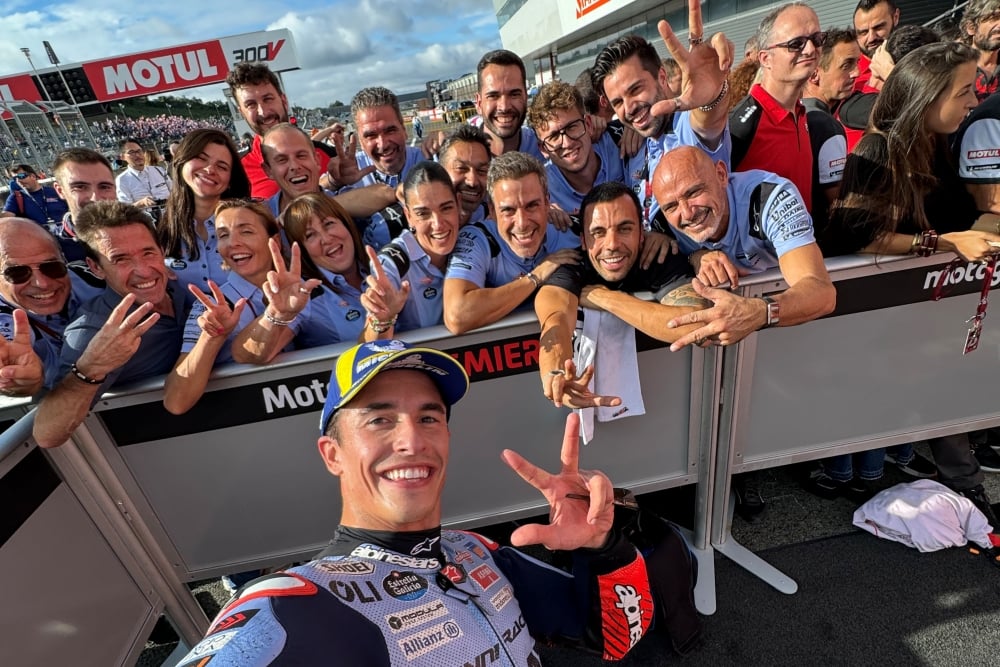 MotoGP, Marquez on the podium in Motegi touching the green here's why