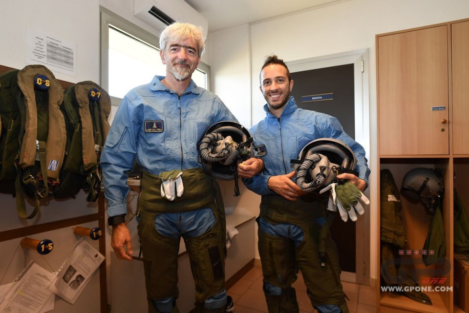 La Ducati a testa in giù con le Frecce Tricolori