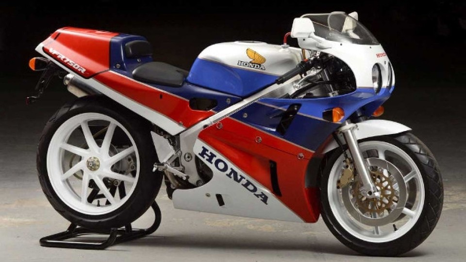 Moto - News: Honda VFR750R RC30: musica e poesia dagli anni '80 [VIDEO Amarcord]