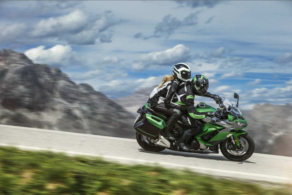 Moto - News: Kawasaki Z1000SX: la promozione con in omaggio il kit Tourer