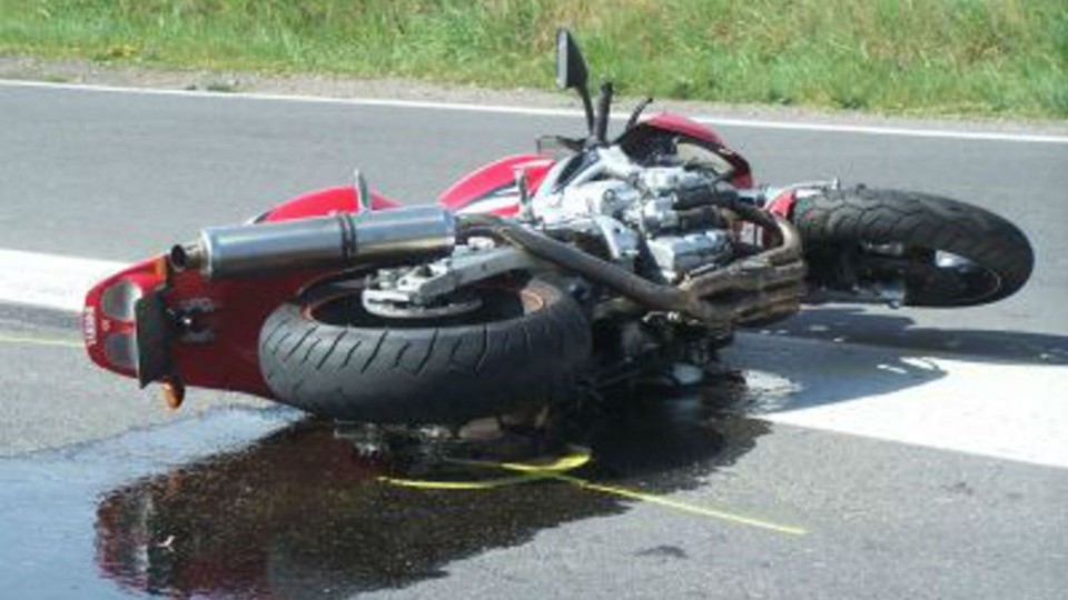Moto - News: Macchia d’olio sull'asfalto? Oltre il danno... la beffa