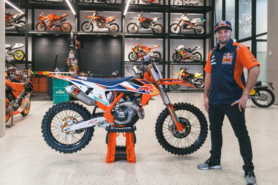 Moto - News: KTM alza i veli sulla cross 450 SX-F Factory Edition 2020