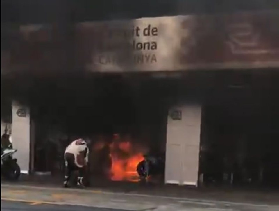 News: Fire in the pits at the Barcelona circuit: two motorcycles in flames