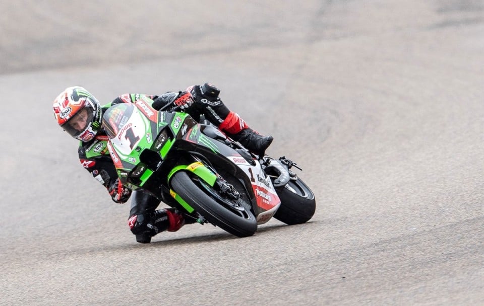 SBK: Pioggia a Donington: Rea vola sul bagnato in FP3 e Redding finisce a terra!