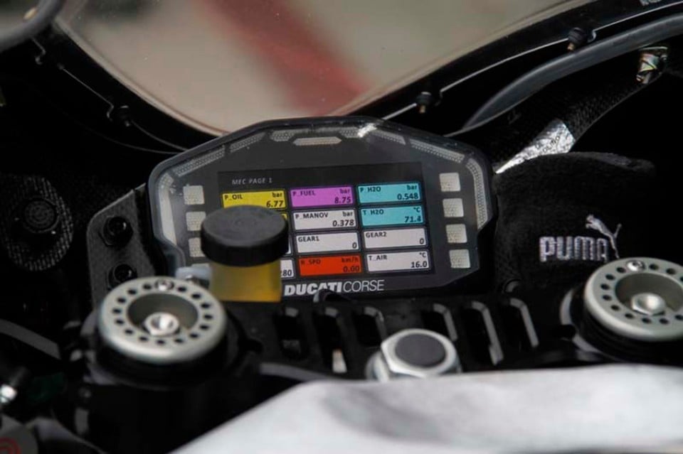 MotoGP: Cartellino giallo e problemi alla tuta: due nuovi messaggi sul cruscotto