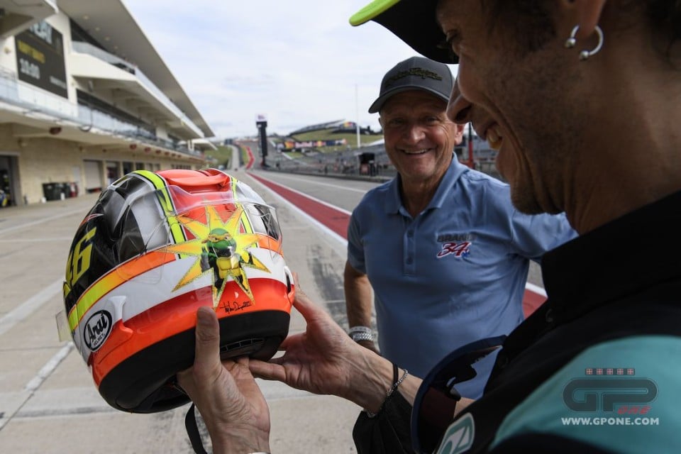 MotoGP: Schwantz and Rossi merge into a helmet: a special gift from Kevin