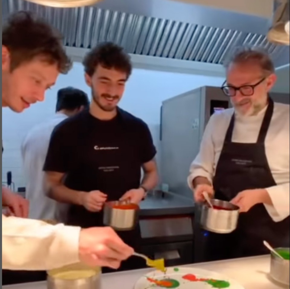 MotoGP: Bagnaia e Rossi chef per un giorno nella cucina di Massimo Bottura