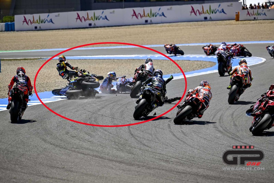 MotoGP: LA FOTOSEQUENZA COMPLETA 57 FOTO: l'ammucchiata nella Sprint race di Jerez