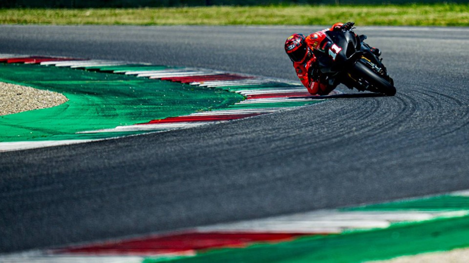 SBK: Bulega impressiona con la Ducati V4 al Mugello: 1’49”2!