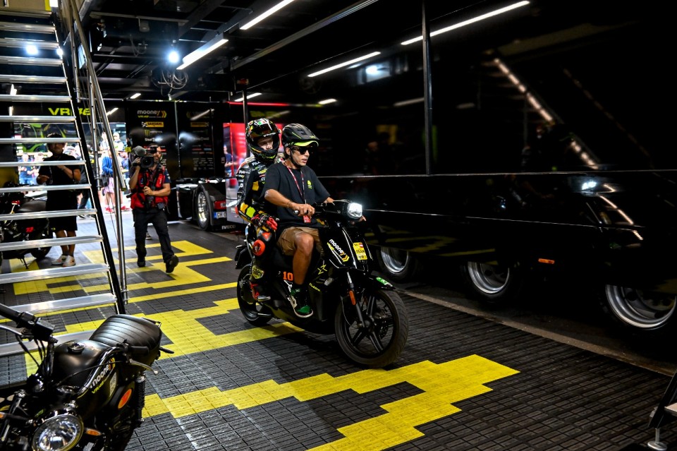 MotoGP: Rossi: “Quasi sicuramente Bezzecchi resterà con noi nel 2024”