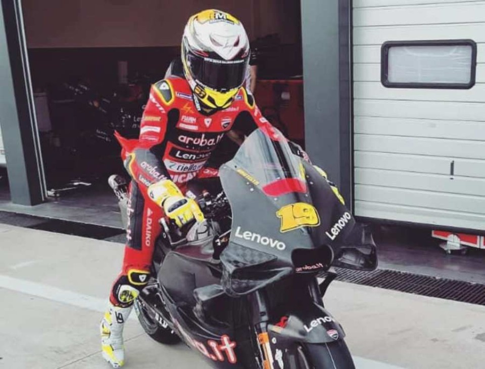 SBK: Bautista ride again the Ducati 'total black' MotoGP at Misano: here are the photos