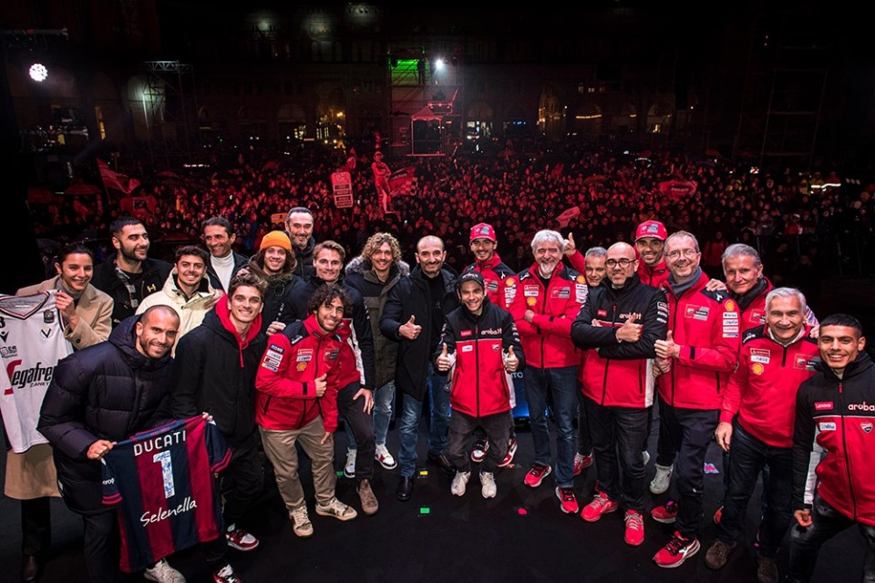 MotoGP: Tutti i video e le interviste agli uomini Ducati alla festa di Bologna