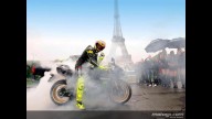 Moto - News: Burn-out ai piedi della Torre Eiffel per Rossi