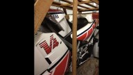 Moto - News: Apre un garage chiuso da 30 anni, trova una Yamaha RD 500 ancora imballata