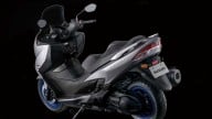Moto - News: Suzuki Burgman 400 2021: il maxi-scooter si rinnova tra sport e arte