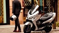 Moto - News: Suzuki Burgman 400 2021: il maxi-scooter si rinnova tra sport e arte