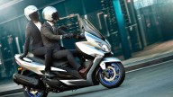 Moto - News: Suzuki Burgman 400 2021: il maxi-scooter si rinnova tra sport e arte