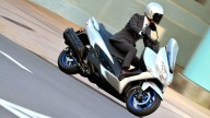 Moto - News: Suzuki Burgman 400 2021: il maxi-scooter si rinnova tra sport e arte