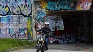 Moto - Test: TEST - BMW CE 02: la moto si trasforma in skate e la città in un parco giochi