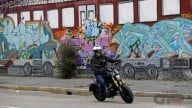 Moto - Test: TEST - BMW CE 02: la moto si trasforma in skate e la città in un parco giochi